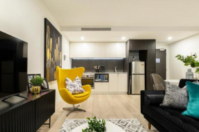 Trendy 2-Level CondoHuge Terrace FREE PARKING